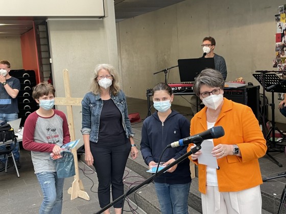 Die Preisträger des Känguru-Wettbewerbs Felix Mouget und Mila Kurschus zusammen mit Frau Seppelfricke und Frau Dr. Schmidt. 