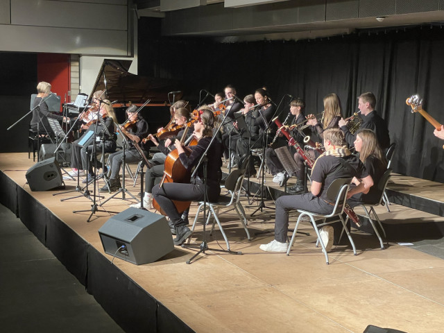 Das Schulorchester unter Leitung von Bärbel Galemann 