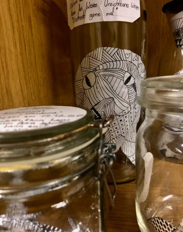 Grafische Geisterchen - Finelinerzeichnug auf Papier in Glas