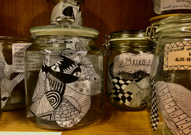 Grafische Geisterchen - Finelinerzeichnug auf Papier in Glas